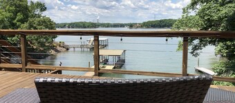 Robyn's Nest -- Lovely Lakefront Property with Expansive View