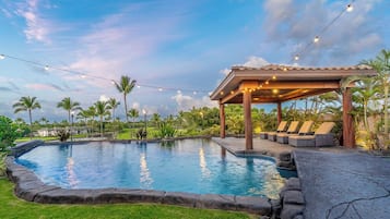 Una piscina al aire libre, una piscina climatizada