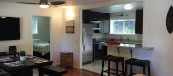 Aaron's Beach House - NEWly Renovated Private home with a 5 min walk to beach