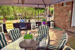 Outdoor dining - The Heart of Manitou Springs. Award-winning. Luxurious. Historic. 1st Floor unit (Manitou Springs)