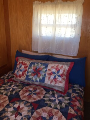 2 bedrooms, free WiFi, bed sheets - Vintage remodeled 1952 trailer with wonderful views of the mountains. (Baker)