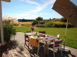 Outdoor dining - Villa Seepferdchen - The villa for guests with special requirements (Vaschvitz)