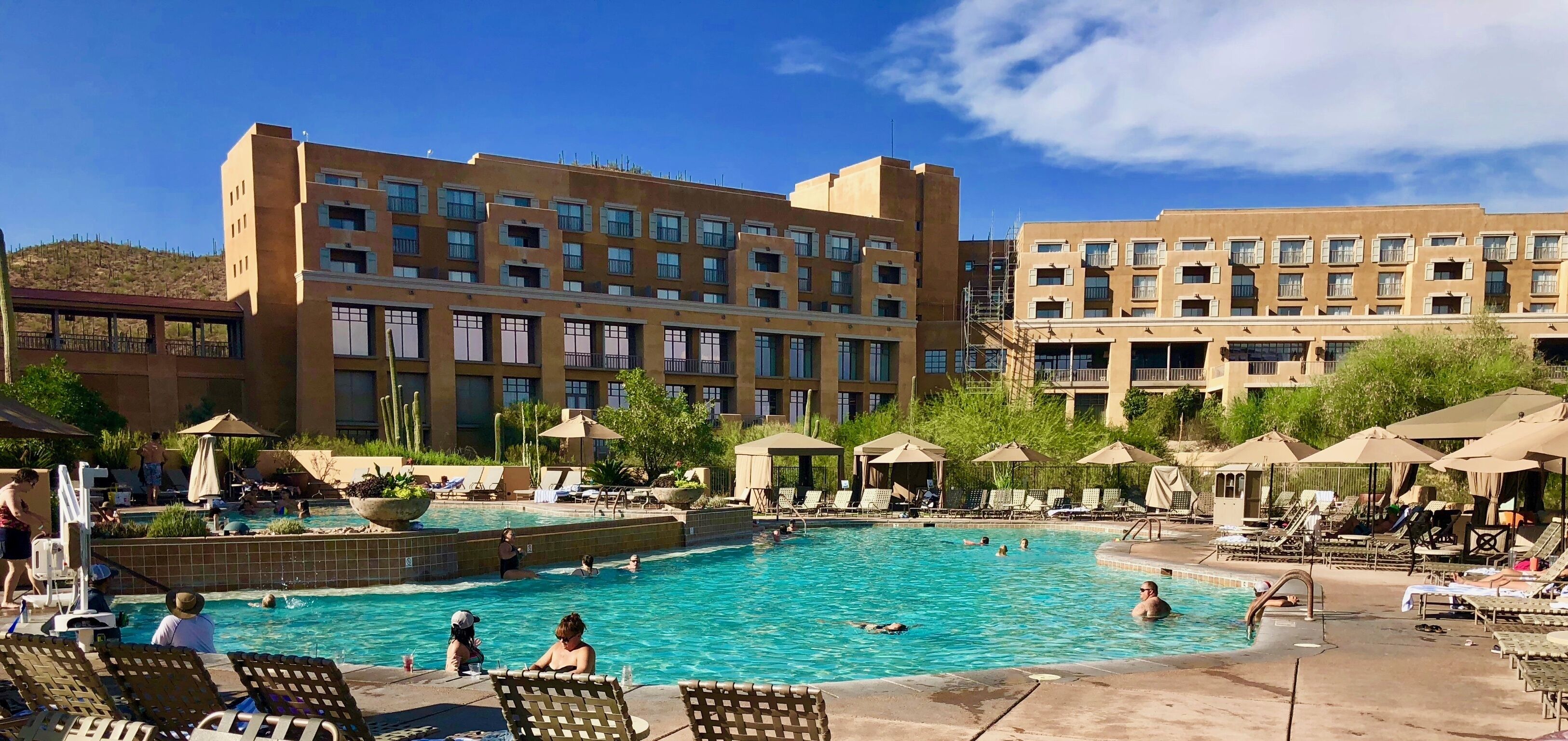 Utendørsbasseng og et oppvarmet basseng