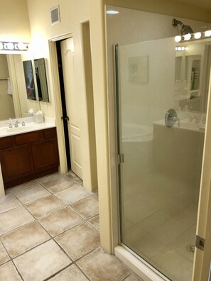 Combined shower/tub, hair dryer, towels, soap - Starr Pass Escape 3 Bedroom (TUCSON)