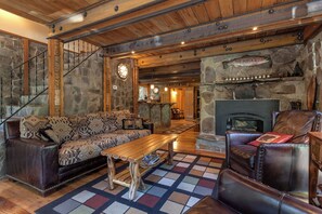 Fernseher, Kamin, DVD-Player