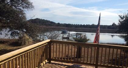 Beautiful setting on the Intracoastal Waterway! Sleeps 6