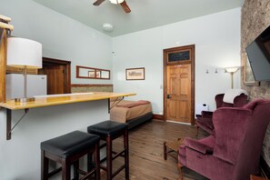 Smart TV, DVD player, books - New Sauna Stone Quarry Studio apartment (Del Norte)