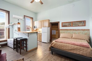 1 bedroom, free WiFi, bed sheets - New Sauna Stone Quarry Studio apartment (Del Norte)