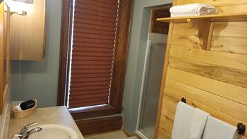 Suihku, hiustenkuivaaja, pyyhkeet, saippua