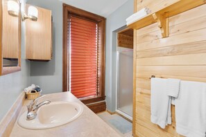 Shower, hair dryer, towels, soap - New Sauna Stone Quarry Studio apartment (Del Norte)