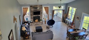 Smart-TV, Kamin, Videospiele, DVD-Player