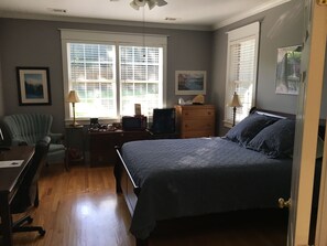 Desk, iron/ironing board, free WiFi, bed sheets - Studio Suite near Masters Tournament and between Augusta U. and Medical Center (Augusta)
