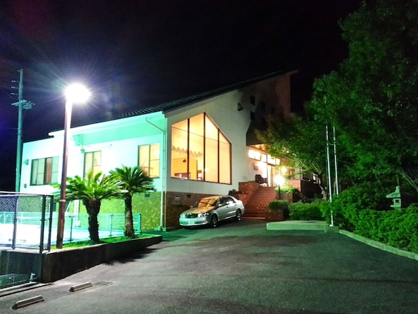 Fachada da propriedade à noite