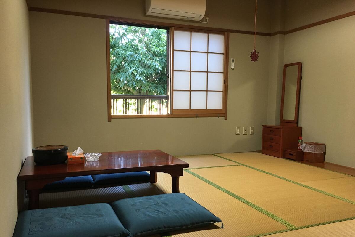 Quarto tradicional, vista para o pátio | Roupas de cama antialérgicas, berços (sobretaxa), Wi-Fi de cortesia