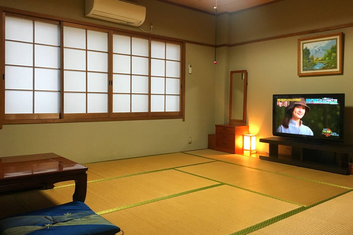 Quarto triplo tradicional, vista parcial para o lago | Roupas de cama antialérgicas, berços (sobretaxa), Wi-Fi de cortesia