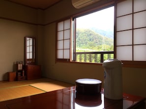 Quarto triplo tradicional, vista parcial para o lago | Roupas de cama antialérgicas, berços (sobretaxa), Wi-Fi de cortesia
