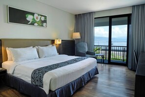 Premier With balcony sea view | Minibar, coffres-forts dans les chambres, bureau