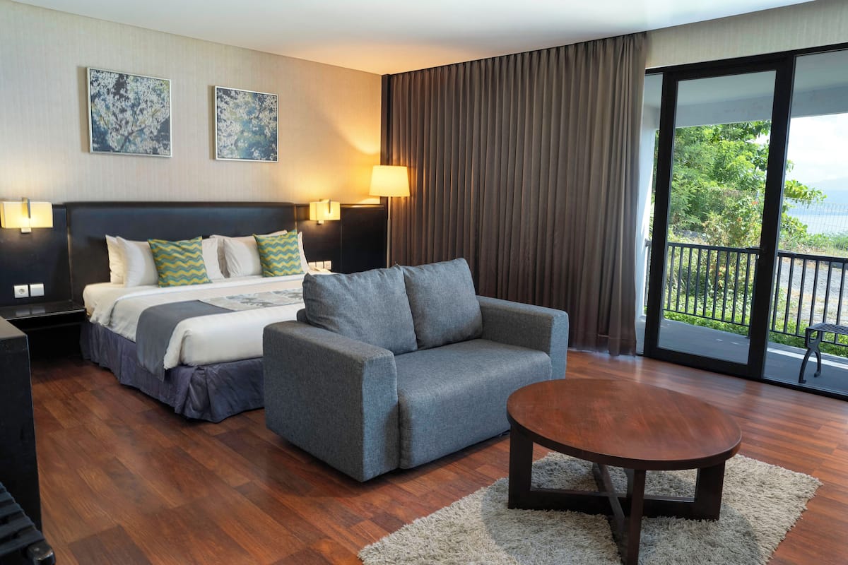 Junior suite with balcony sea view | Minibar, in-room safe, desk, laptop workspace