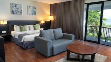 Junior suite with balcony sea view | Minibar, caja fuerte, escritorio y espacio para trabajar con un portátil