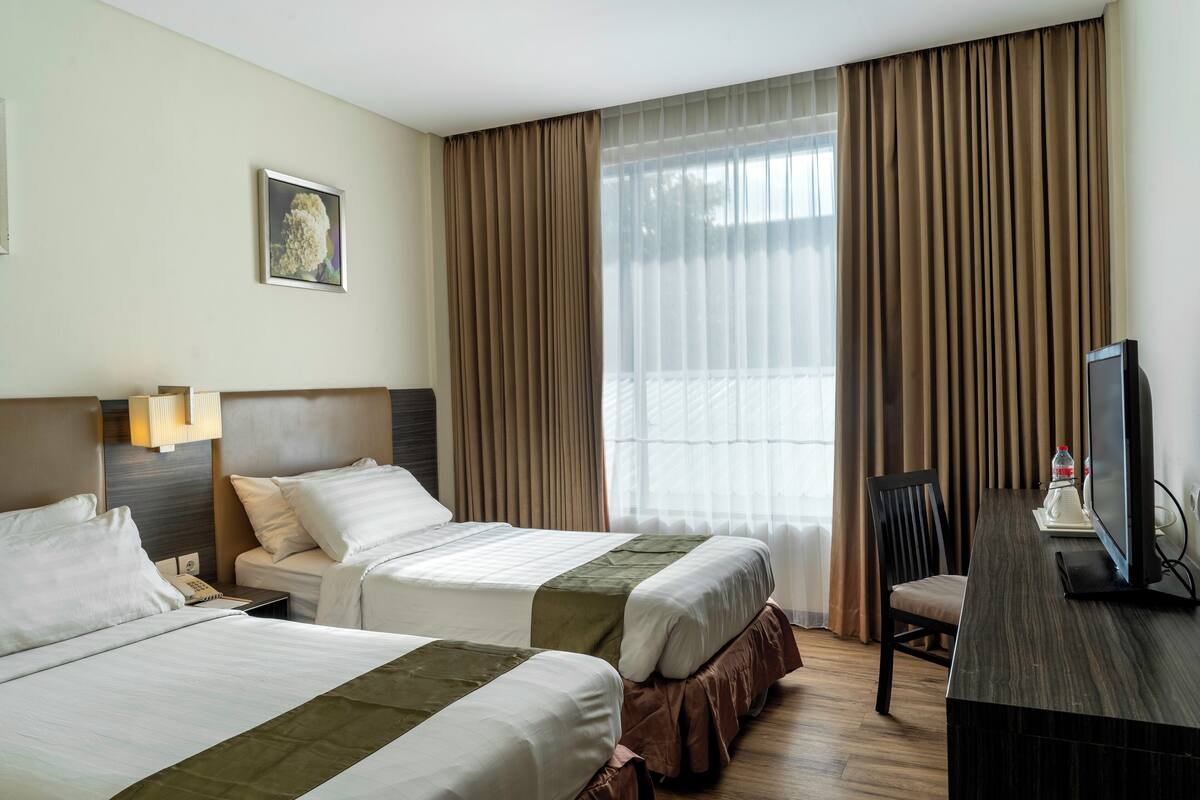 Deluxe Twin Room | Minibar, in-room safe, desk, laptop workspace
