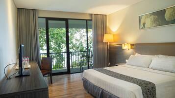 Business With Balcony | Minibar, in-room safe, desk, laptop workspace