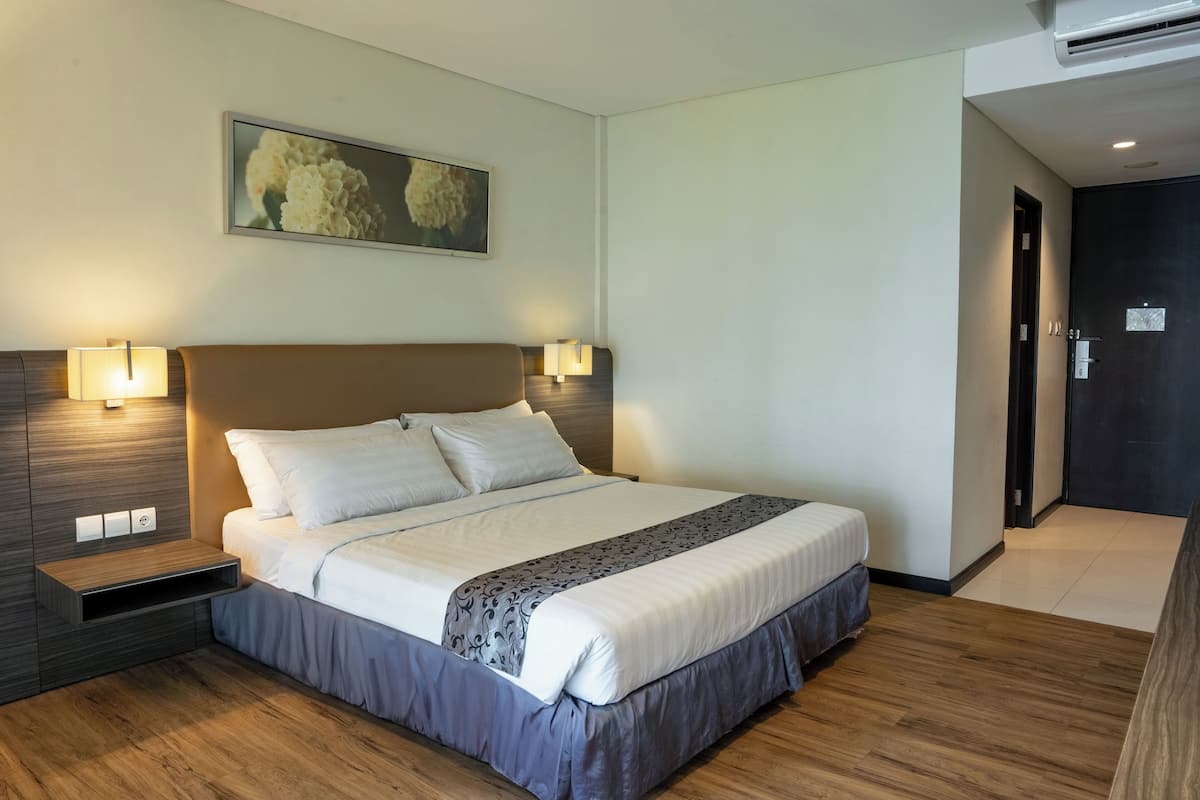 Grand Deluxe Room with Balcony | Minibar, in-room safe, desk, laptop workspace