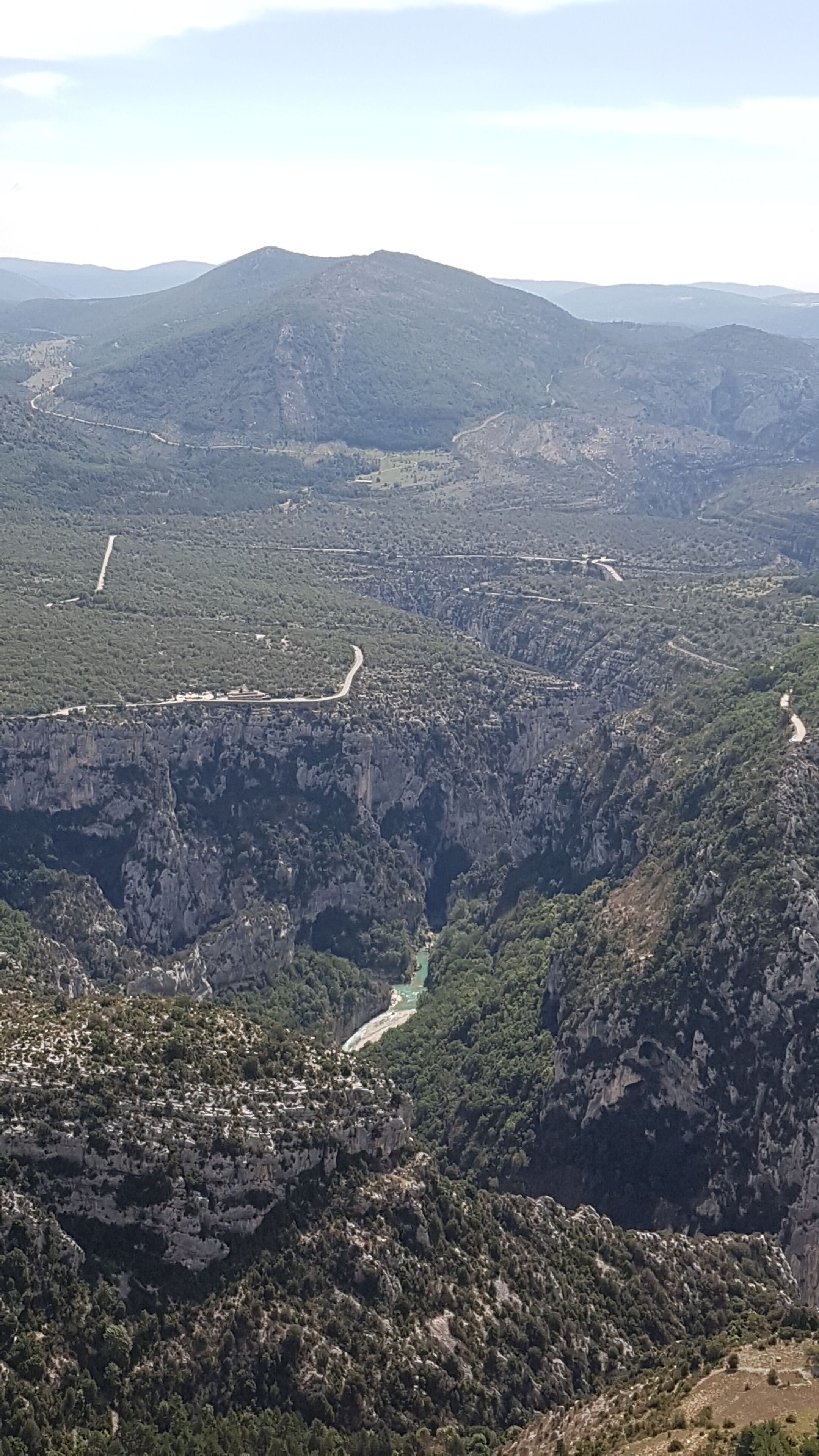 Un paysage montagneux avec une route sinueuse et une vallée.