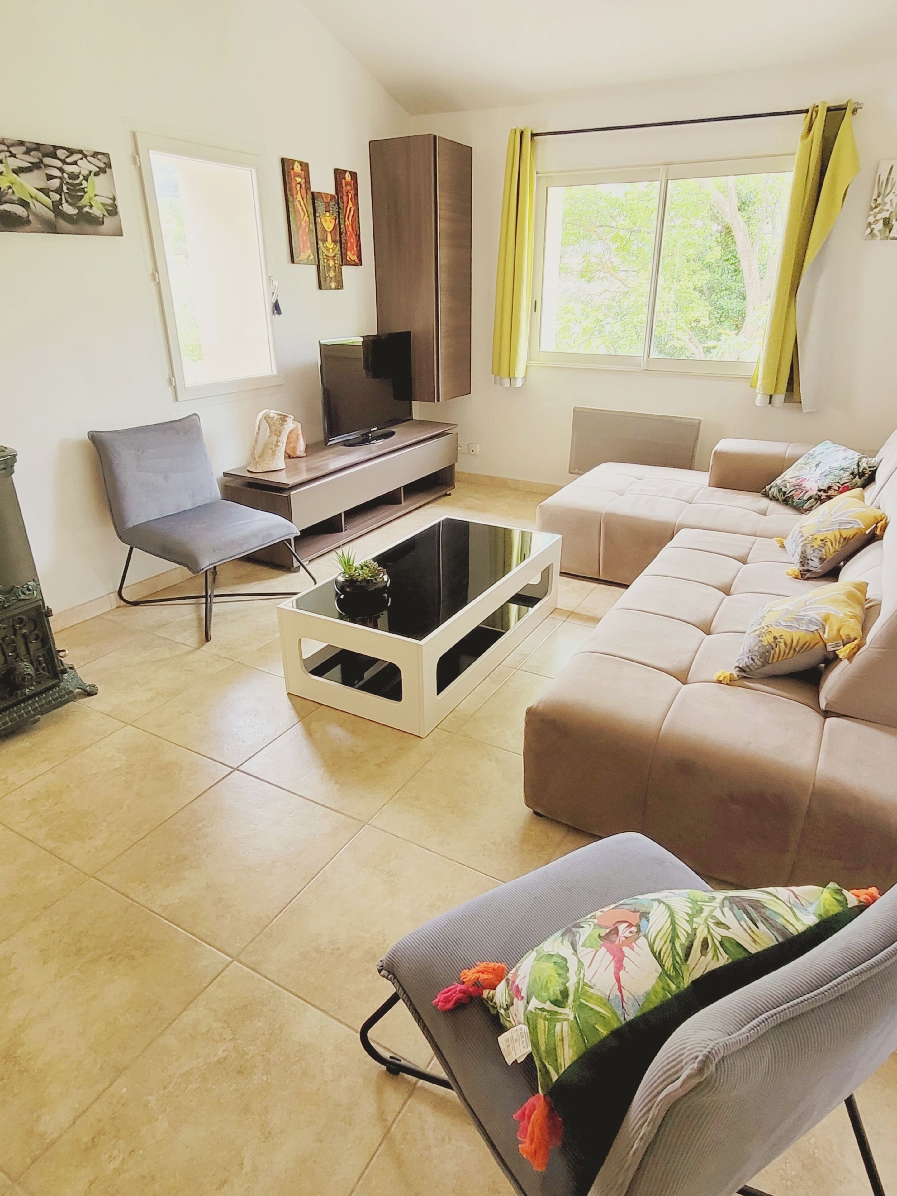 Ein Wohnzimmer mit einer Couch, einem Couchtisch, einem Fernseher und einem Schrank.