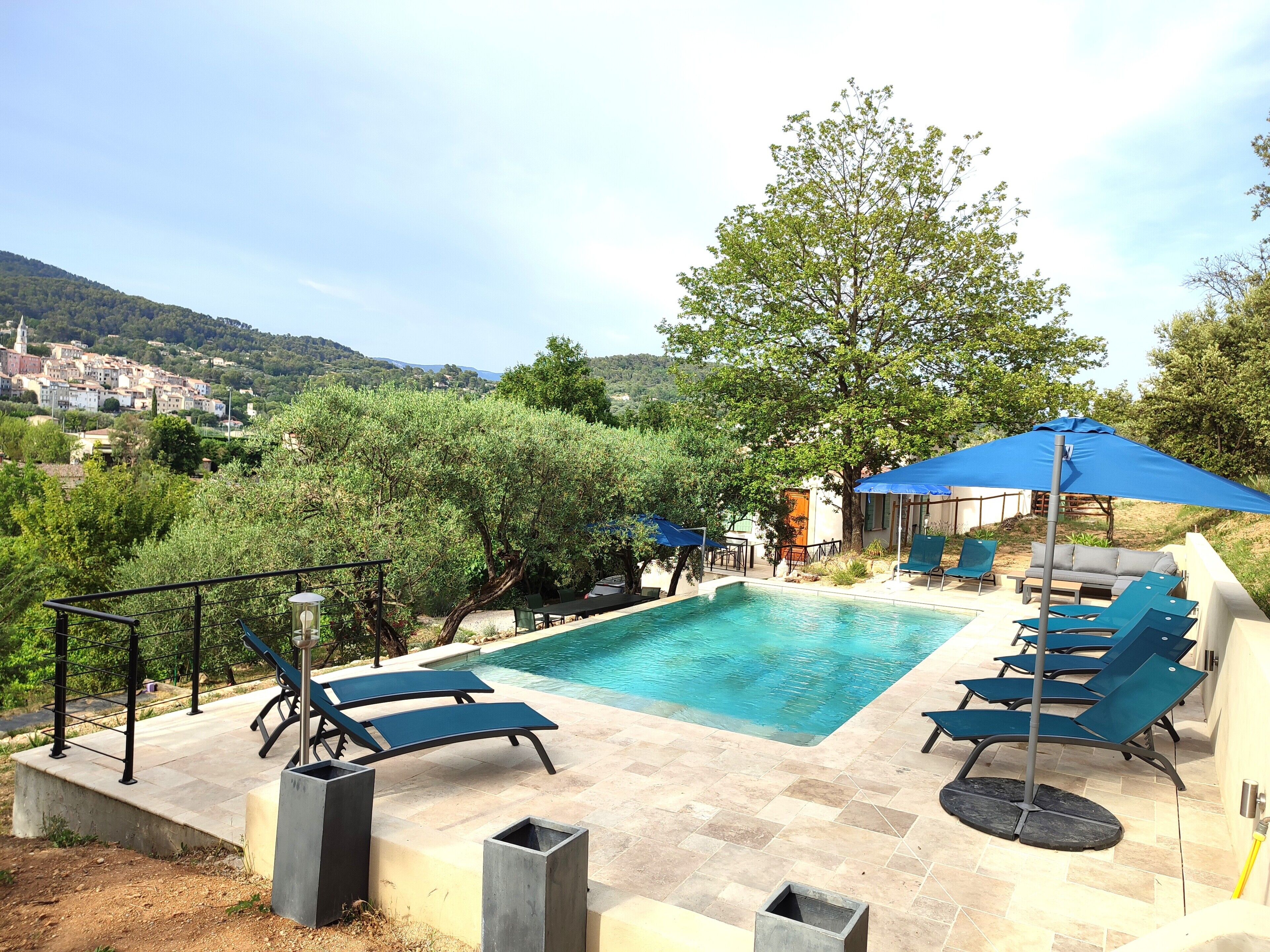Piscina a l'aire lliure i piscina climatitzada 