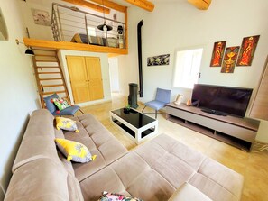 Televisión, tenis de mesa, libros y estéreo 