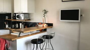 Réfrigérateur, micro-ondes, four, plaque de cuisson