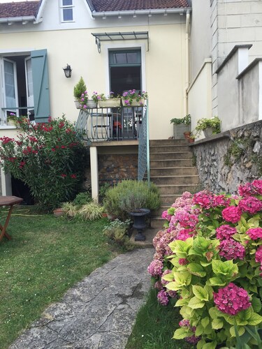 Charmante maison de bord de Marne avec jardin entre Paris et Disneyland