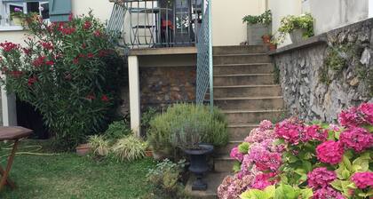 Charmante maison de bord de Marne avec jardin entre Paris et Disneyland