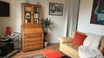 Télévision, livres, chaîne hi-fi