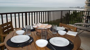 Ein Esstisch mit Blick auf Strand und Meer.
