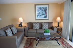 Een smart-tv, een dvd-speler, boeken en een stereo