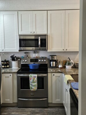 Frigorifero, microonde, forno, piano cottura