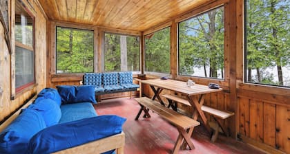 Charming Retro cabin- Waterfront and Screened in Porch- Nostalgic!