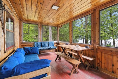 Charming Retro cabin- Waterfront and Screened in Porch- Nostalgic!