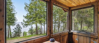 Charming Retro cabin- Waterfront and Screened in Porch- Nostalgic!