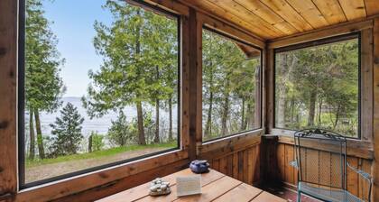 Charming Retro cabin- Waterfront and Screened in Porch- Nostalgic!