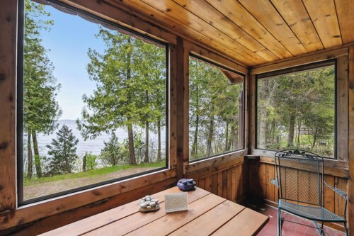 Gehen Sie zurück in die Zeit Ihres Großelternhauses! Urige Door County Cabin mit Blick auf den Sonnenuntergang ...
