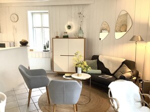 TV, books, stereo - Village house with outdoor spaces including terrace with sea view-Parking (*) (La Flotte)
