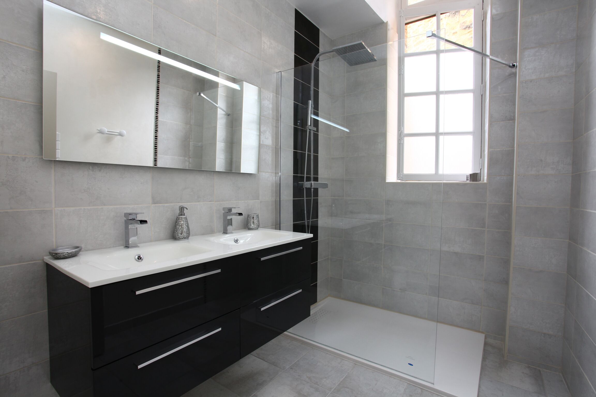 Douche, sèche-cheveux, serviettes fournies, papier toilette