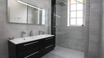 Douche, sèche-cheveux, serviettes fournies, papier toilette