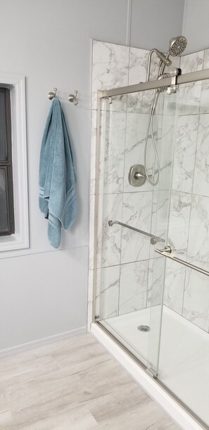 Bathtub, hair dryer, towels - Rim Country Living in the heart of Arizona (Payson)