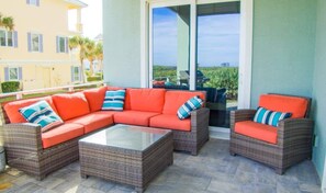 スマートテレビ、暖炉、テーブルサッカー台、ステレオ