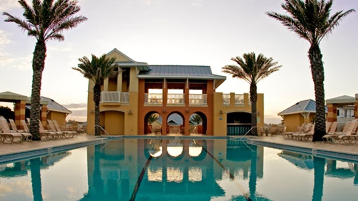 Utendørsbasseng og et oppvarmet basseng