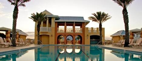 Utendørsbasseng og et oppvarmet basseng