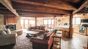 TV, fireplace, table tennis - Beautiful compound, 10 mile views, on 300 acre ranch, next to Galena Territory (Elizabeth)
